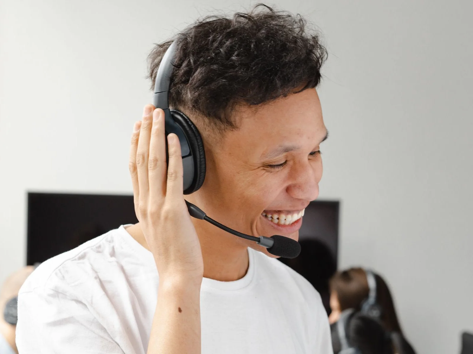 Kundebehandler hjelper en kunde på telefon