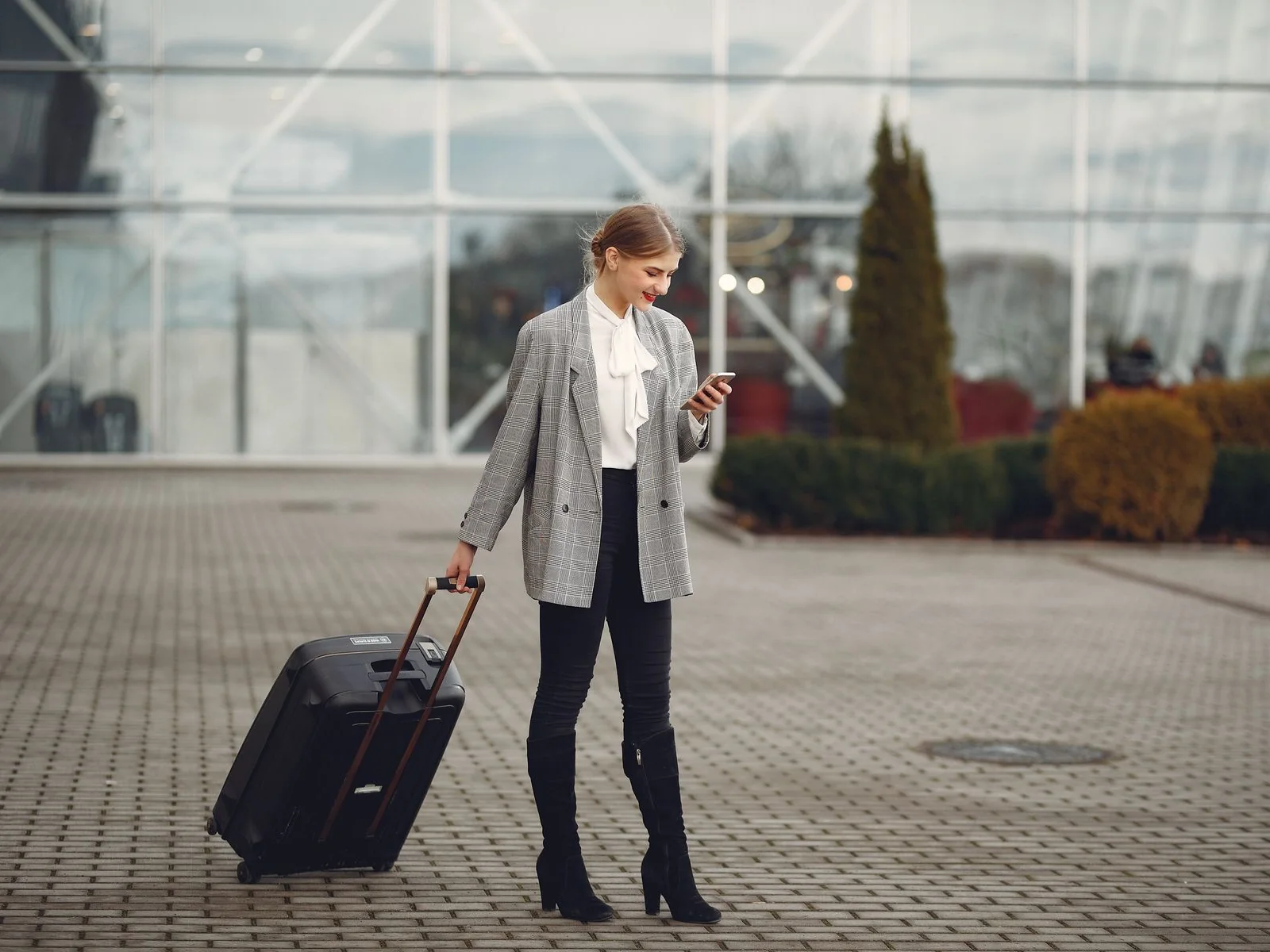 Forretningsreisende bruker mobilen på reise